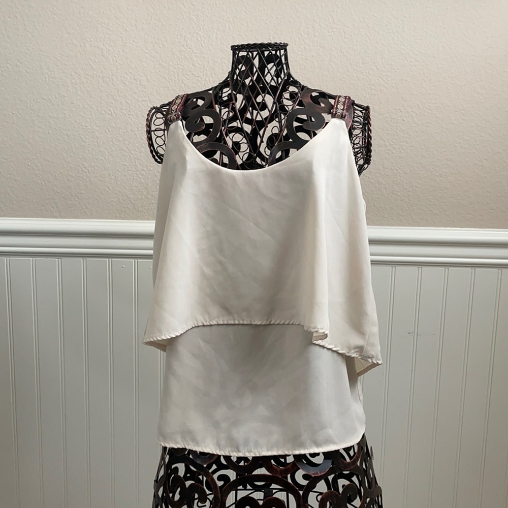 Strap adjustable summer top.